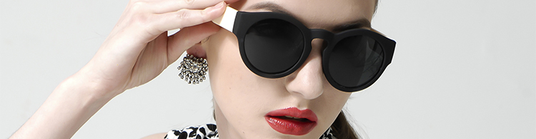 Fashion woman portrait wearing sunglasses